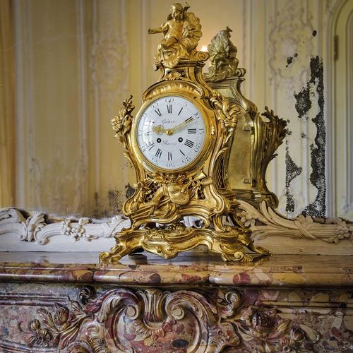 Null A FRENCH ORMOLU MANTEL CLOCK IN LOUIS XV STYLE, 19TH CENTURY the brass drum&hellip;