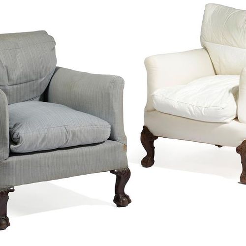 Null 两把相似的霍华德父子的乔治二世风格的简易扶手椅，20世纪初，每把椅子都有叶子雕刻的 Cabriole前腿和爪子和球脚，一把盖有 "5320 8102"&hellip;