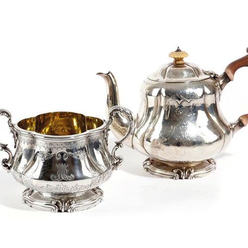 Null 
19世纪维多利亚银制茶壶和糖碗，茶壶由John Beresford制作，伦敦1878年，糖碗由Robert Garrard制作，伦敦1838年，呈圆&hellip;