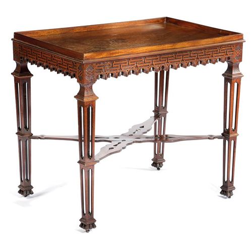 Null 一张乔治三世的中国奇彭代尔风格的红木银桌，约1770年，长方形五角形桌面，上面有一个盲板和一个悬垂的门楣，有穿孔的锥形腿，带皮革滚轮的古塔脚，由一个穿&hellip;