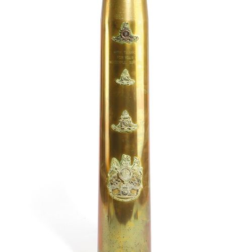 Null 一个铜制的TRENCH ART ARTILLERY SHELL STICKSTAND，日期为 "1942"，上面有四个皇家炮兵的徽章，其中一个上面有皇&hellip;