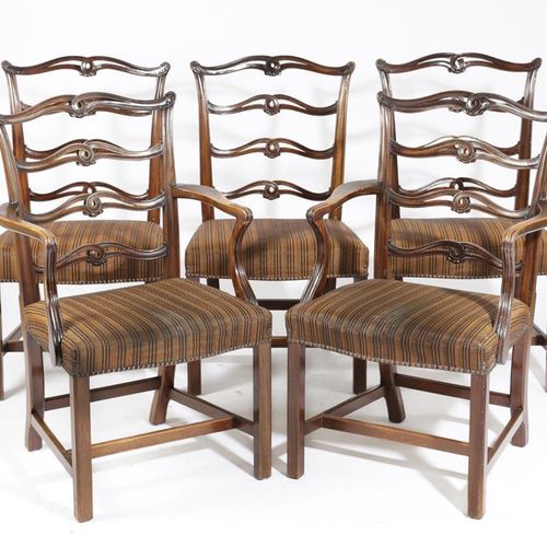 Null 一套四张乔治三世风格的桃花心木餐椅，20世纪，每张椅子都有一个穿孔和卷轴的梯子背，上面有一个填充的座位，有倒角和成型的腿，座位上覆盖着马鬃条纹织物，包&hellip;