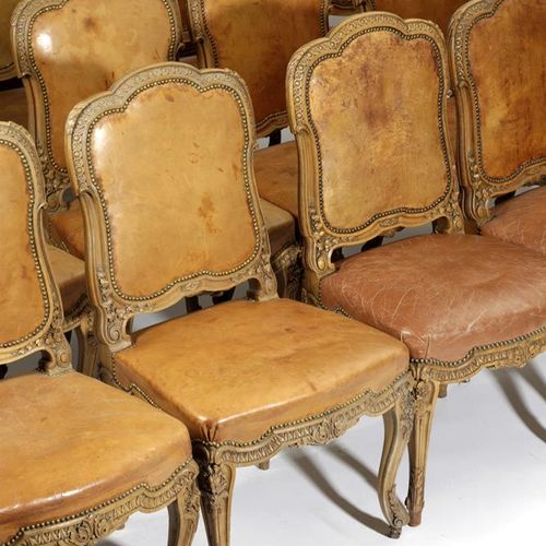 Null 一套二十四张山毛榉木餐椅，由Charles Mellier & Co.十六世纪末，每把椅子都有一个软垫的背部和座位，覆盖着黄铜铆钉的棕褐色皮革，模制的&hellip;