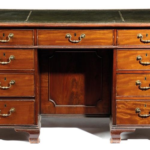 Null A MAHOGANY KNEEHOLE DESK IN GEORGE III STYLE, 18TH CENTURY ELEMENTS BUT LAT&hellip;