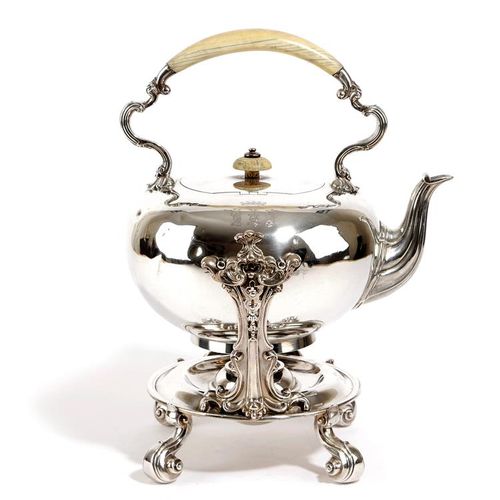 Null 
λ 1836年伦敦罗伯特-加拉尔的威廉四世银壶架，圆形，平齐的铰链盖上有一个象牙顶饰，中央有一个银制的象牙提手，支架是圆形的，有穿孔的叶子支撑，有四&hellip;