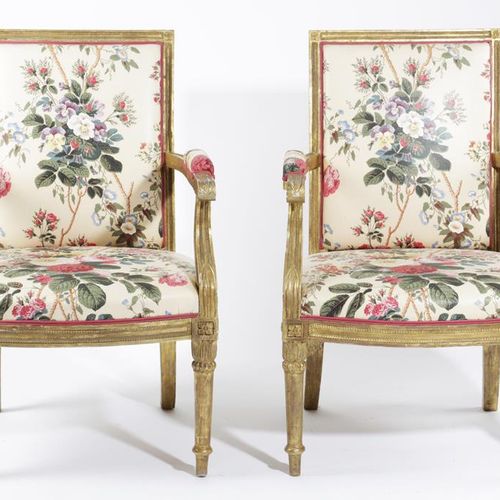 Null 一对法国路易-菲利普-吉尔特伍德沙发 19世纪，每一个都有一个软垫的背部，座位和扶手，按照Colefax & Fowler的方式覆盖着花色的明胶织物，&hellip;