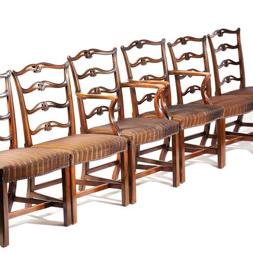 Null 一套四张乔治三世风格的桃花心木餐椅，20世纪，每张椅子都有一个穿孔和卷轴的梯子背，上面有一个填充的座位，有倒角和成型的腿，座位上覆盖着马鬃条纹织物，包&hellip;