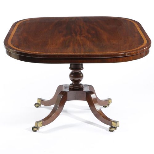 Null 乔治四世红木早餐桌，约1825年，倾斜的桌面上有缎面木带，环形转动的栏杆，四条扫腿上镶嵌着乌木线，有铜帽和脚轮，高70.5厘米，152 x 106.2&hellip;
