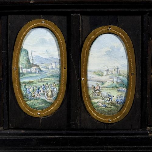 Null 18世纪末的南德EBONY和搪瓷挂件桌柜，建筑石棺形式，一对门上有Louis-Nicholas van Blarenberghe风格的战斗场景的椭圆形&hellip;