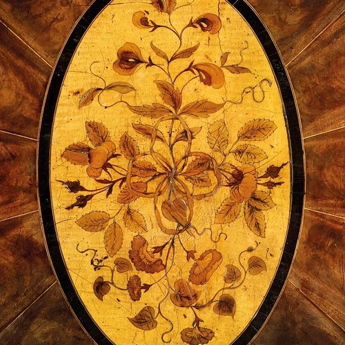 Null 一张乔治三世的桃花心木和缎木彭布罗克桌，按照吉洛斯的方式，约1790年 椭圆形的桌面，中央的梧桐木面板镶嵌着丝带和花朵，在乌木的边框内，地面上的放射状&hellip;
