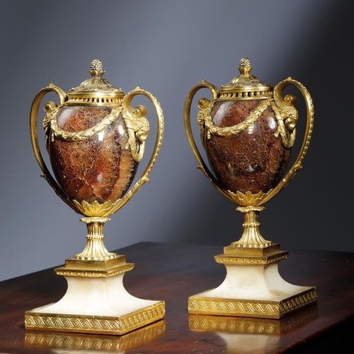 Null 一对由Matthew Boulton和John Fothergill制作的精致的乔治三世蓝色John和Ormolu安装的花瓶香水炉，约1775年 卵圆&hellip;