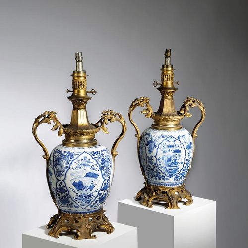Null 一对中国瓷器青花瓶台灯 瓷器，康熙1662-1722年，灯座，法国，19世纪 卵圆形，每个都装饰有扇形板和宝物的卡图。每件都饰有扇形面板和宝物，穿插着&hellip;