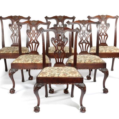 Null 一套六张早期乔治三世的红木餐椅 C.1760-70 一条蛇形的顶部轨道上雕刻着叶子，流苏和褶皱，上面有一个穿孔和交错的花板，落座在叶子和凸圆形雕刻的凸&hellip;
