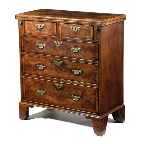 Null A GEORGE I WALNUT BACHELOR'S CHEST C.1720 with cross and feather banding, t&hellip;