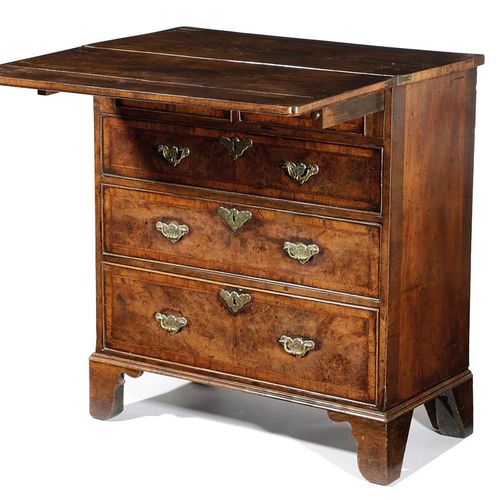 Null A GEORGE I WALNUT BACHELOR'S CHEST C.1720 with cross and feather banding, t&hellip;