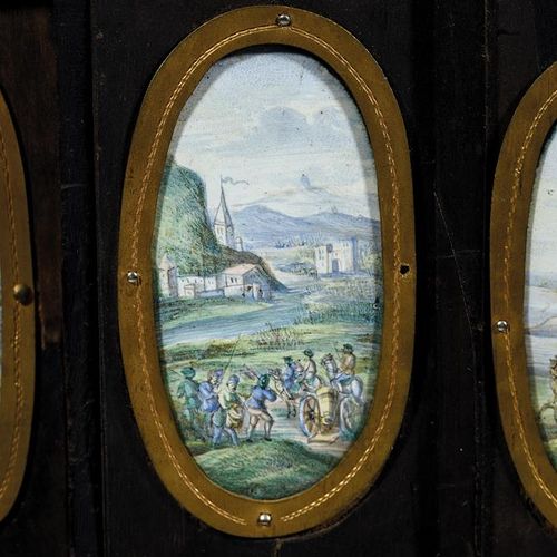 Null 18世纪末的南德EBONY和搪瓷挂件桌柜，建筑石棺形式，一对门上有Louis-Nicholas van Blarenberghe风格的战斗场景的椭圆形&hellip;