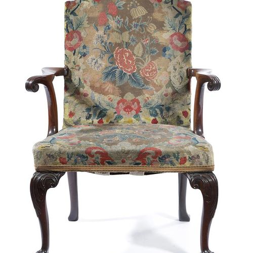 Null 19世纪中期，乔治二世风格的红木开放扶手椅，带有花纹点缀的挂毯，拱形的靠背，上面是带有滚动终端的外翻臂，有一个填塞的座位，在带有叶状雕刻和爪子和球状的&hellip;