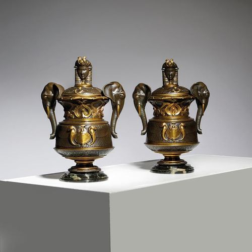 Null 一对法国埃及复兴时期的镀金斑纹铜瓶和盖子 19世纪末/20世纪初 每个盖子都有一个头顶，可能是戴着牛角冠的哈托尔，上面有一圈翅膀，底座有一对象头把手。&hellip;
