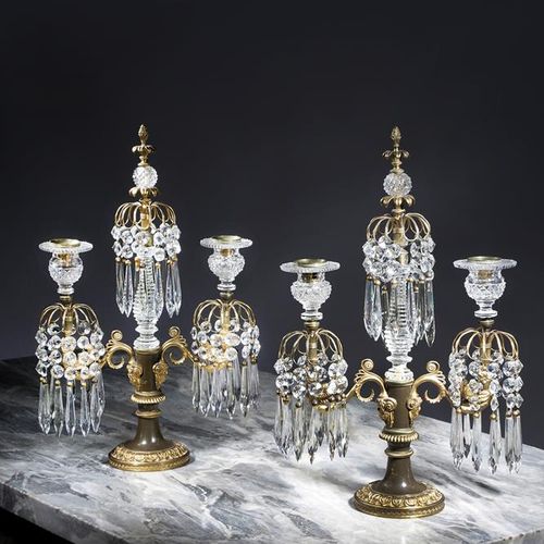 Null 一对19世纪初的英国皇家镀金和斑纹铜切割玻璃烛台，每个烛台都有一束切割玻璃杆，上面挂着珠子和光泽，有一个刻面的球和圆锥体。转动的主体带有萨提尔面具的终&hellip;