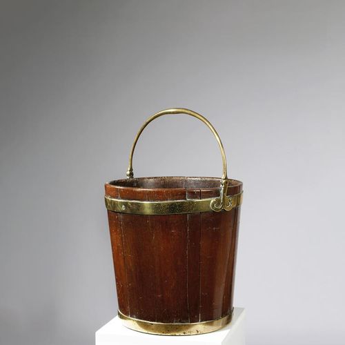 Null 乔治三世桃花心木和铜制羊肉桶，可能是爱尔兰的，约1790-1800年，锥形的圆柱形，有一个铜制的摆动把手和一个铜制的底边，把手向下38厘米高，直径36&hellip;