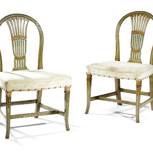 Null 一对乔治三世的绿色油漆和包裹鎏金边椅，按照吉洛的方式，约1790年 椅背为扇形，雕刻有花纹，花头和绳索缠绕的细节，在蛇形填塞的座椅上方有彩绘的兔铃，略&hellip;