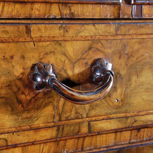 Null 乔治二世毛刺胡桃木柜上柜约1730年上部有一个模制的檐口，上面有三个短的和三个长的带刻度的抽屉，下部有一个秘密抽屉，上面有两个短的和两个长的带刻度的抽&hellip;