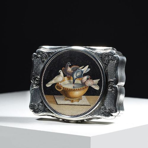 Null 早期维多利亚时期的银质和微马赛克鼻烟壶，微马赛克面板归属于GIACOMO RAFFAELLI（1753-1836），银质盒子的蛇形轮廓有一个洛可可式的&hellip;