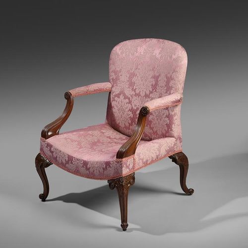 Null 一把精美的早期乔治三世桃花心木图书馆扶手椅，可能是爱尔兰的，奇彭代尔时期，约1760年 拱形的椅背，上面有略微滚动的外翻臂，末端有花头和模制的支撑，盘&hellip;