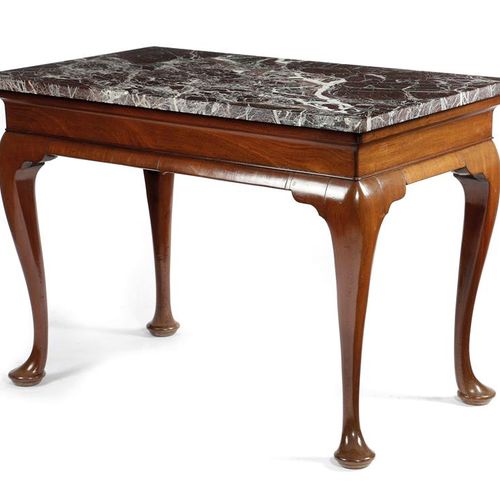 Null 乔治二世红胡桃木边桌，约1740年，有一个后来的大理石桌面，上面有一个普通的门楣，高81.5厘米，宽114.5厘米，深67厘米，出处是汉普郡韦洛庄园的&hellip;