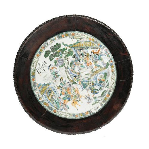 Null 一对中国硬木和瓷器安装的桌子 清朝, 19世纪中期，每个桌子的顶部都镶嵌着一个中央的青花瓷匾额，上面有一个穿孔的叶子楣，在一个旋转和雕刻的柱子支撑下，&hellip;