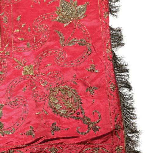 Null 18世纪末/19世纪初的中国-欧洲缎面床罩，深红色的地面上用银线和鎏金线绣着滚动的花朵、叶子和阿拉伯式花纹，带有流苏和一些角落的流苏，附有Mentmo&hellip;