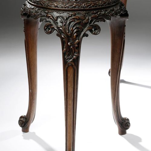 Null A FINE PAIR OF MAHOGANY URN STANDS IN CHIPPENDALE STYLE, 19TH CENTURY each &hellip;