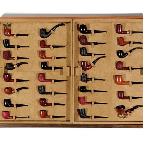 Null 阿尔弗雷德-登喜路 - 一个罕见的烟斗收藏品 约1974-76年 安妮女王风格的胡桃木柜子，一对门上方有一个模制的檐口，里面有12个编号的抽屉，可以容&hellip;