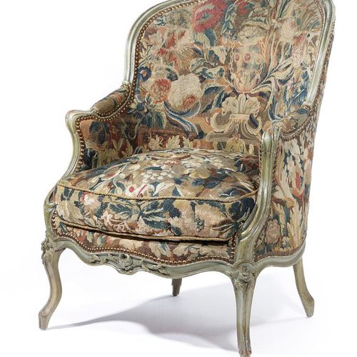 Null 19世纪中期法国路易十五风格的贝尔盖尔扶手椅，灰色的油漆框架上有花卉和叶子的雕刻，背部和座椅上有弗拉芒Verdure风格的花卉挂毯，有一个垫子，在卡布&hellip;