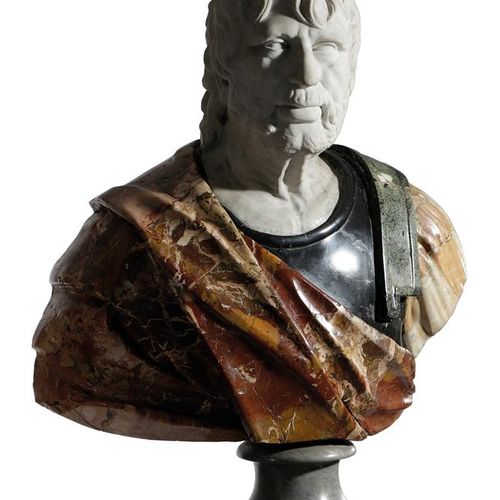 Null 18世纪晚期的意大利塞内卡的斯佩多的大理石雕像，白色大理石的大胡子哲学家，戴着西西里碧玉和alabastro fiorito胸牌和腰带，放在灰色大理石&hellip;