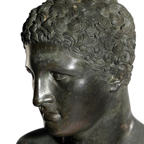 Null 意大利古代铜质大巡游人像，可能是CHIURAEEI铸造的，19世纪，可能是马拉松的Ephebe，模型是俯视他的右边，有精致的卷发，放在锡耶纳大理石底座&hellip;