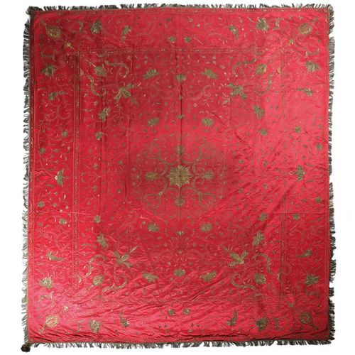 Null 18世纪末/19世纪初的中国-欧洲缎面床罩，深红色的地面上用银线和鎏金线绣着滚动的花朵、叶子和阿拉伯式花纹，带有流苏和一些角落的流苏，附有Mentmo&hellip;