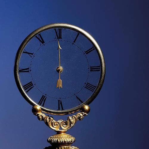Null 19世纪中叶，巴黎JEAN-EUGENE ROBERT-HOUDIN的法国花纹和镀金铜神秘钟，四英寸半的玻璃表盘上有黑色的罗马数字和镀金金属箭头指针，&hellip;