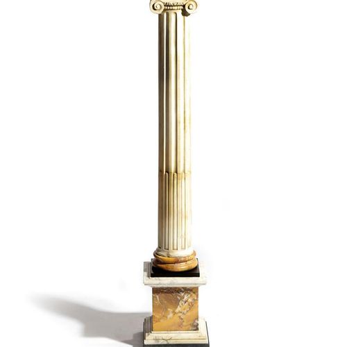 Null 19世纪初意大利西纳和卡拉拉大理石大巡游爱奥尼亚柱，首都有不同的装饰，上面有一个略微变细的柱子，有凹槽和芦苇装饰，有一个圆形的脚，有一个阶梯式的方形底&hellip;