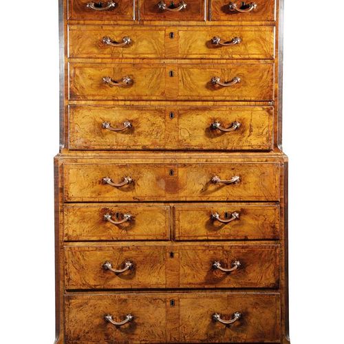 Null 乔治二世毛刺胡桃木柜上柜约1730年上部有一个模制的檐口，上面有三个短的和三个长的带刻度的抽屉，下部有一个秘密抽屉，上面有两个短的和两个长的带刻度的抽&hellip;