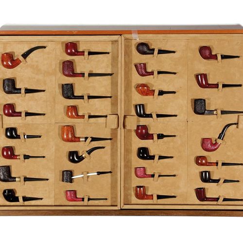 Null 阿尔弗雷德-登喜路 - 一个罕见的烟斗收藏品 约1974-76年 安妮女王风格的胡桃木柜子，一对门上方有一个模制的檐口，里面有12个编号的抽屉，可以容&hellip;