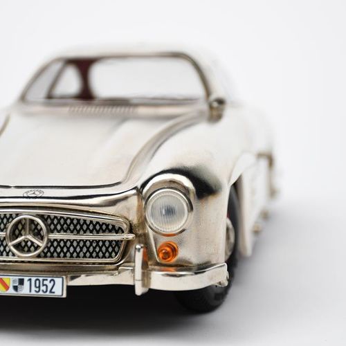 Null Marklin-Blechmodell eines Mercedes 330 SL mit Gullyflügeln, zum 40. Geburts&hellip;