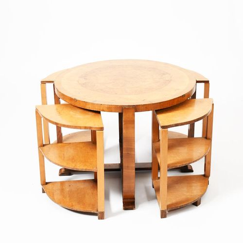 Null 一个装饰艺术风格的鸟眼枫木贴面的桌子，主要的大圆桌容纳了四个带架子的四分之一桌，无签名，高58厘米，直径77厘米（5）。