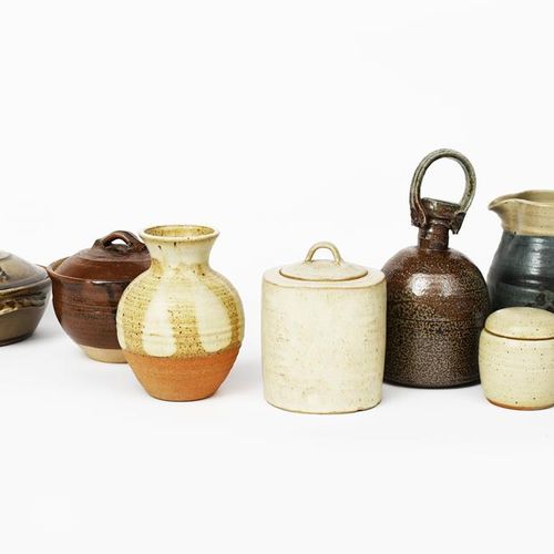 Null Une petite collection de poteries d'atelier, par divers artistes, (11) Prov&hellip;