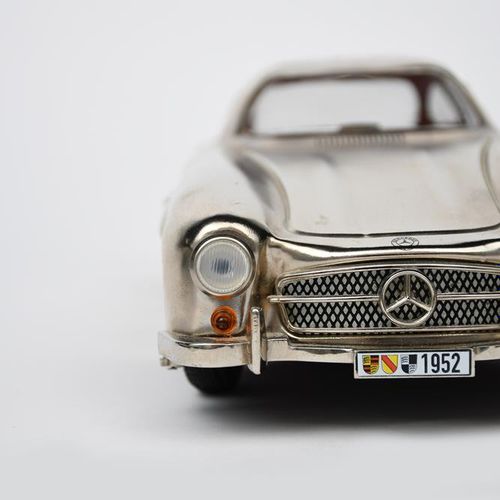 Null Une maquette Marklin en fer blanc d'une Mercedes 330 SL à aile gauche, comm&hellip;