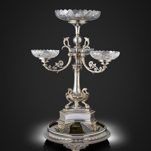 Null 一个维多利亚时代的银制的镜面高脚杯，由Horace Woodward & Co,伯明翰1878年，锥形的中央柱子上有雕刻的装饰和三只神话中的鸟，爪子和&hellip;