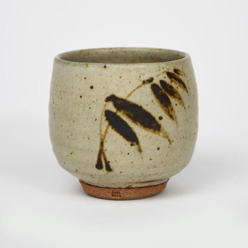 Null ‡Henry Hammond (1914-1989) 一件石制有脚茶碗，底施斑点灰釉，绘天目草图案，底有印记，高8厘米 出处 牛津画廊，1983年由卖&hellip;