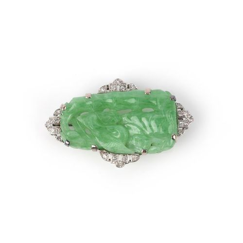 Null An Art Deco jadeite and diamond clip brooch, circa 1930, set with a carved &hellip;