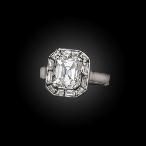 Null 一枚钻石戒指，爪式镶嵌一颗重达3.01克拉的阶梯式切割钻石，边框镶嵌长方形和梯形钻石，安装在铂金中，尺寸为L，有英国印记，表壳上有Longmire的印&hellip;