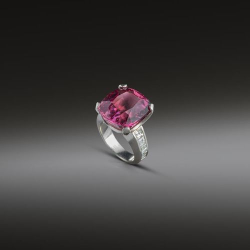 Null Ein rosafarbener Spinell- und Diamantring, der kissenförmige Spinell mit ei&hellip;
